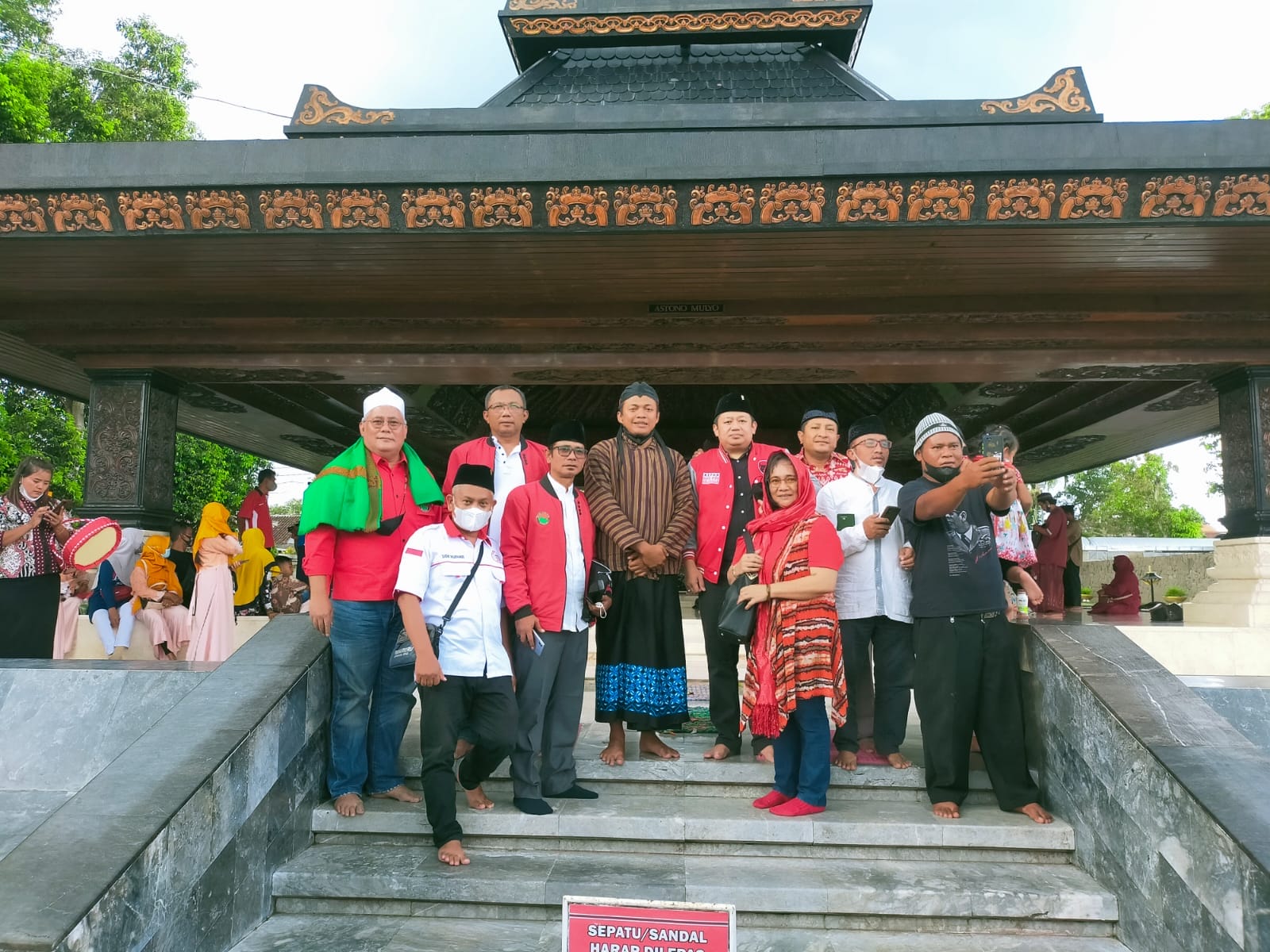 Ketua DPC PDI Perjuangan Kabupaten Tangerang H. Irvansyah Asmat bersama rombongannya saat berziarah di makam Soekarno Proklamator Kemerdekaan RI.
