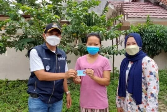 Tingkatkan Pelayanan Publik, Camat Legok Beserta Jajarannya Bagikan Dokumen Adminduk Ke Rumah Warga Tingkatkan Pelayanan Publik, Camat Legok Beserta Jajarannya Bagikan Dokumen Adminduk Ke Rumah Warga