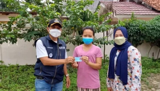 Tingkatkan Pelayanan Publik, Camat Legok Beserta Jajarannya Bagikan Dokumen Adminduk Ke Rumah Warga