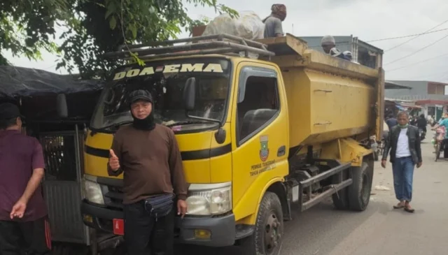 DLHK Kabupaten Tangerang Angkut Sampah di Pasar Komplek Garuda yang Berserakan, Warga diminta Buang Pada Tempatnya