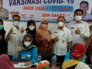 Pj Sekda Pandeglang Taufik Hidayat bersama jajarannya saat meninjau vaksinasi anak di Kecamatan Saketi.
