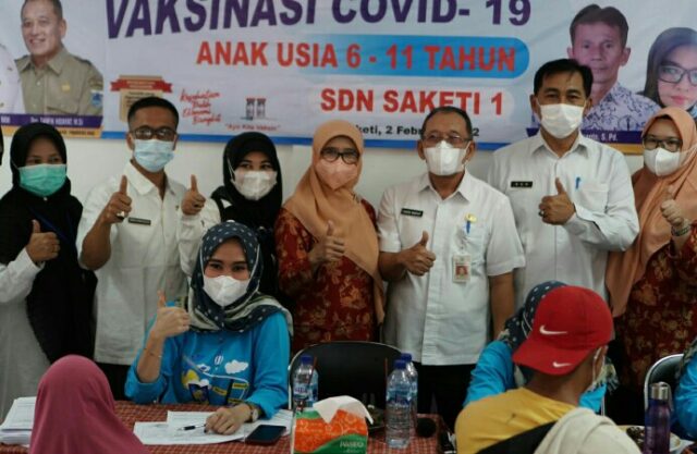 Pj Sekda Pandeglang Taufik Hidayat bersama jajarannya saat meninjau vaksinasi anak di Kecamatan Saketi.
