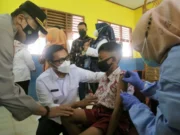 Wakil Bupati Pandeglang Tanto Warsono Arban saat mendampingi anak pelajar SD yang sedang di Vaksin.