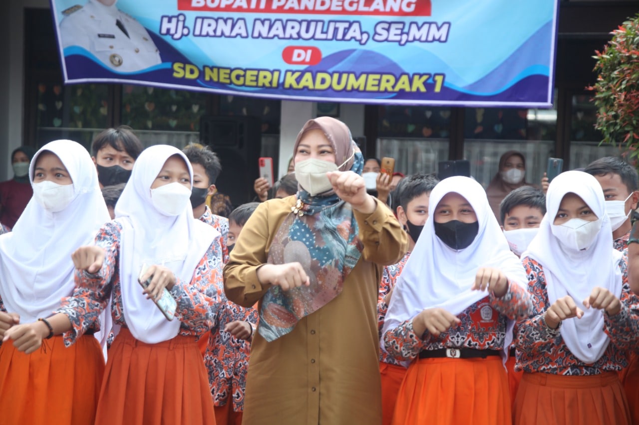 Bupati Pandeglang Irna Narulita saat bersama para pelajar SDN, Kamis (3/2/2022).