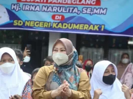 Bupati Pandeglang Irna Narulita saat bersama para pelajar SDN, Kamis (3/2/2022).