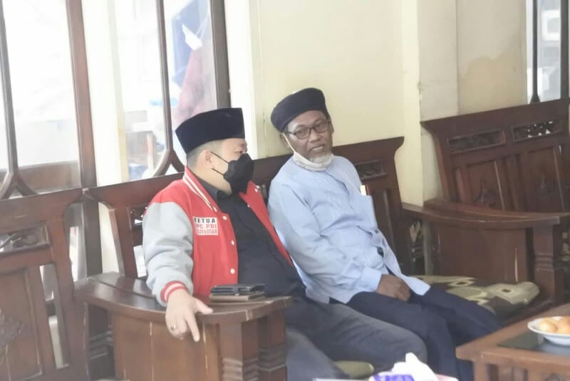 Irvansyah saat bersama Ketua MUI Kecamatan Pakuhaji Ust.Hasan Basri.
