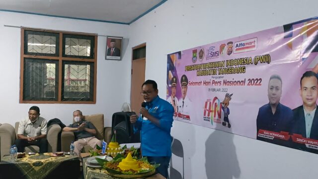 Apresiasi Kiprah PWI, KNPI Kabupaten Tangerang Beri Hadiah Tumpeng