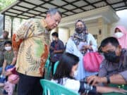 Benyamin Tinjau Vaksinasi Lansia di Kampung Dhuha Ar-Raudhah
