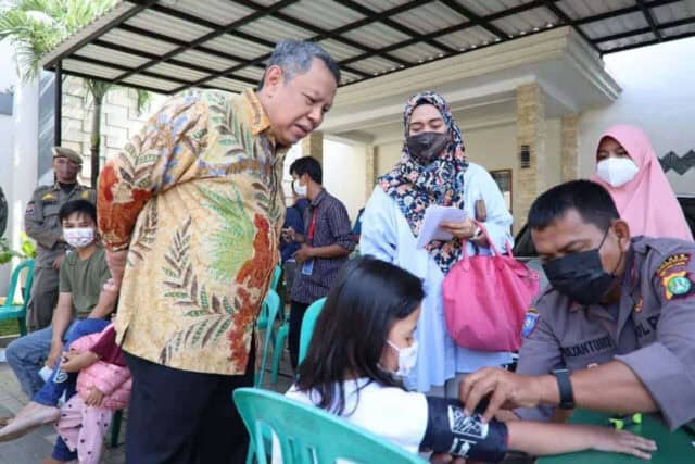 Benyamin Tinjau Vaksinasi Lansia di Kampung Dhuha Ar-Raudhah