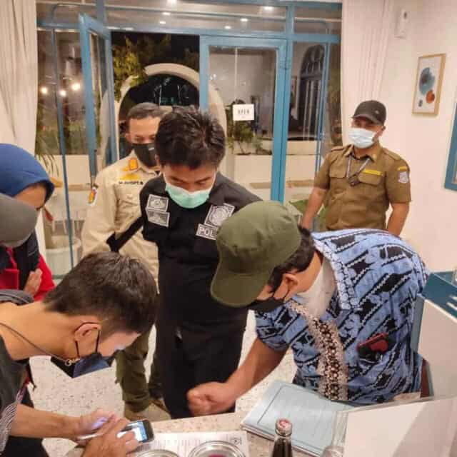 Satuan Polisi Pamong Praja (Satpol PP) Kota Tangerang Selatan bersama dengan Dinas Pariwisata Tangsel