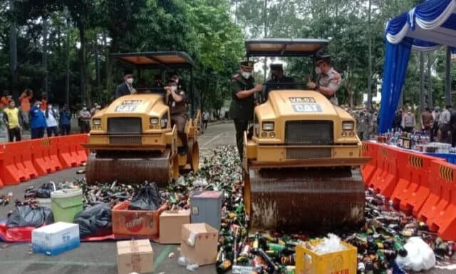 Hasil Penegakan Perda, HUT Kota Tangerang Ribuan Botol Miras Dimusnahkan