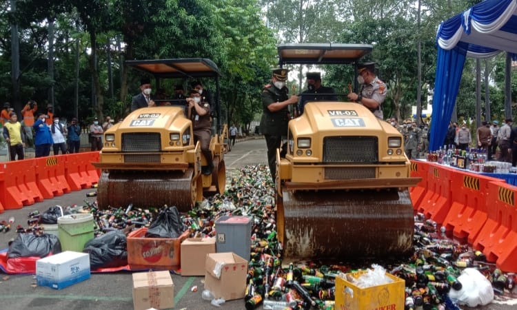 Hasil Penegakan Perda, HUT Kota Tangerang Ribuan Botol Miras Dimusnahkan