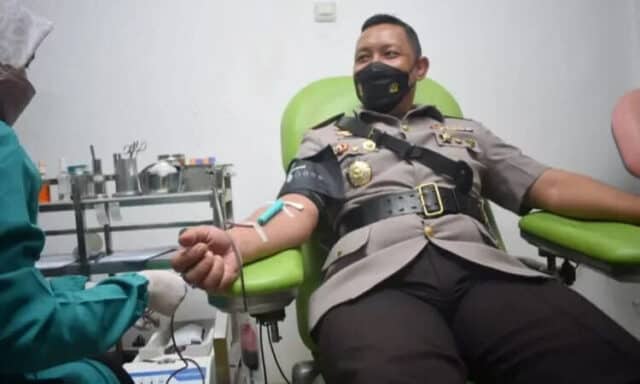 HUT Kota Tangerang, Kapolres Metro Tangerang Kota Lakukan Donor Darah