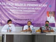 Asisten Bidang Perekonomian dan Pembangunan pada Sekretariat Daerah, Drs. H. Yusuf Herawan bersama Kepala Disnaker Kabupaten Tangerang, Rudi Hartono dan Koordinator Recruitment PT. Mayora, Ridwan Haditio Nugroho.