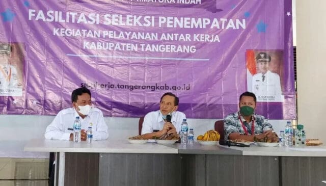 Asisten Bidang Perekonomian dan Pembangunan pada Sekretariat Daerah, Drs. H. Yusuf Herawan bersama Kepala Disnaker Kabupaten Tangerang, Rudi Hartono dan Koordinator Recruitment PT. Mayora, Ridwan Haditio Nugroho.