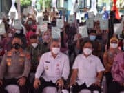 Bupati Zaki Dampingi Menteri ATR BPN Sofyan Djalil Bagikan Sertifikat Tanah Gratis di Desa Babakan Asem
