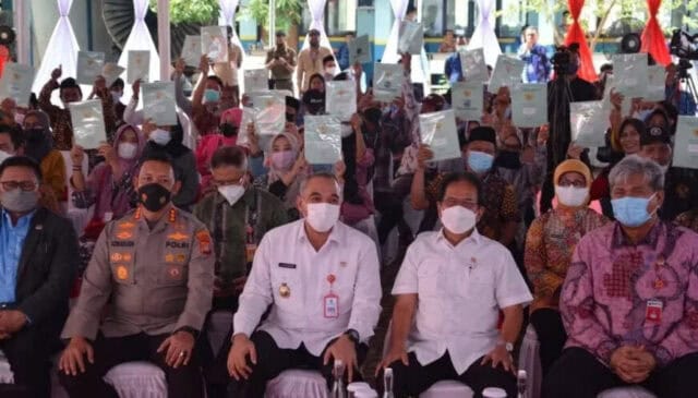 Bupati Zaki Dampingi Menteri ATR BPN Sofyan Djalil Bagikan Sertifikat Tanah Gratis di Desa Babakan Asem