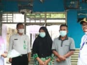 Sekretaris Kecamatan Legok, Kabupaten Tangerang, Farid Ma'arup, saat menyerahkan dokumen Administrasi Penduduk (Adminduk) untuk keluarga Supandi.