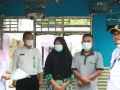 Kecamatan Legok Berikan Dokumen Adminduk yang baru ke Keluarga Korban Kebakaran di Ciangir Sekretaris Kecamatan Legok, Kabupaten Tangerang, Farid Ma'arup, saat menyerahkan dokumen Administrasi Penduduk (Adminduk) untuk keluarga Supandi.