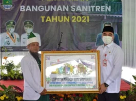Bupati Tangerang Ahmed Zaki Iskandar bersama KH Endang Suharno.