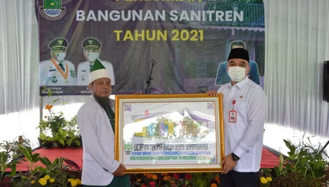Bupati Tangerang Ahmed Zaki Iskandar bersama KH Endang Suharno.