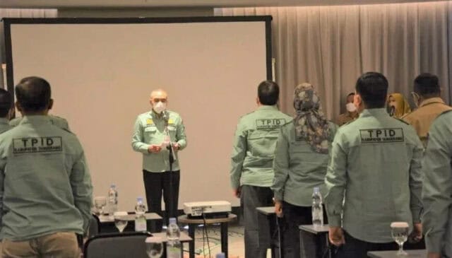 Bupati Tangerang Ahmed Zaki Iskandar saat mengukuhkan Pengurus Tim Pengendali Inflasi Daerah (TPID) Kabupaten Tangerang.