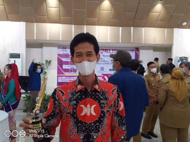 Sapri Terima Penghargaan Aleg Terpopuler dari Media Center Awards 2022