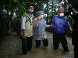 Bupati Pandeglang Irna Narulita saat menerobos banjir yang merendam Desa Citeureup Kecamatan Panimbang.