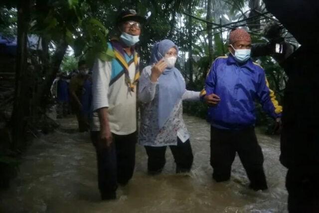 Bupati Pandeglang Irna Narulita saat menerobos banjir yang merendam Desa Citeureup Kecamatan Panimbang.