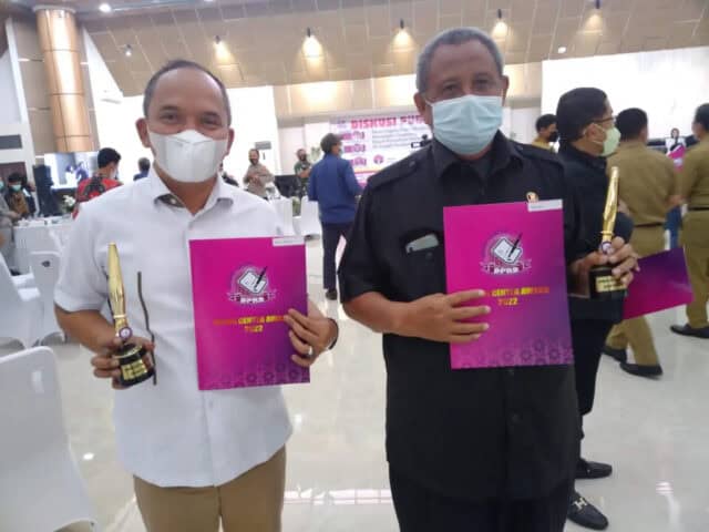 Jayusman Ketua Fraksi Gerindra bersama Imam Turmuji Ketua Komisi III mendapatkan penghargaan Anggota Dewan Inspiratif.