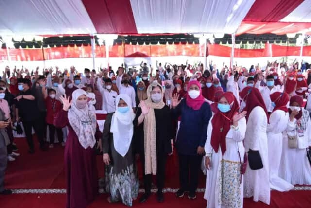 Ketua DPR RI Puan Maharani saat berfoto bersama santri Pondok Pesantren (Ponpes) Darut Thayyibah.