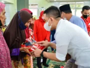 Moch Hasbi Asyidiki Jayabaya, Anggota DPR RI memberikan beras premium dari Mba Puan Maharani untuk masyarakat, pada Senin (07/03/2022).