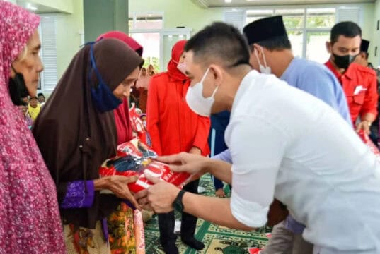 Moch Hasbi Asyidiki Jayabaya, Anggota DPR RI memberikan beras premium dari Mba Puan Maharani untuk masyarakat, pada Senin (07/03/2022).