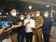 Kepala Desa (Kades) Wanakerta, Tumpang Sugian saat memberikan surat permohonan maafnya ke Ketua PWI Kabupaten Tangerang, Sangki Wahyudin.