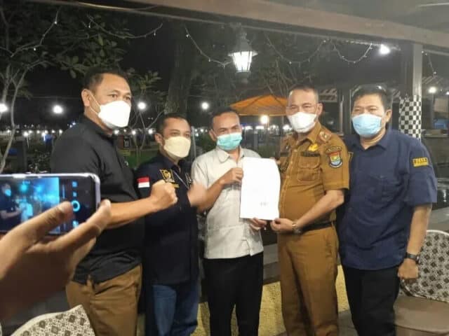 Kepala Desa (Kades) Wanakerta, Tumpang Sugian saat memberikan surat permohonan maafnya ke Ketua PWI Kabupaten Tangerang, Sangki Wahyudin.
