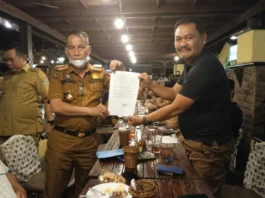 Kades Wanakerta Tumpang Sugian saat menunjukan surat permohonan maafnya didampingi ketua APDESI Kabupaten Tangerang Maskota.