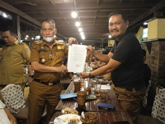 Kades Wanakerta Tumpang Sugian saat menunjukan surat permohonan maafnya didampingi ketua APDESI Kabupaten Tangerang Maskota.