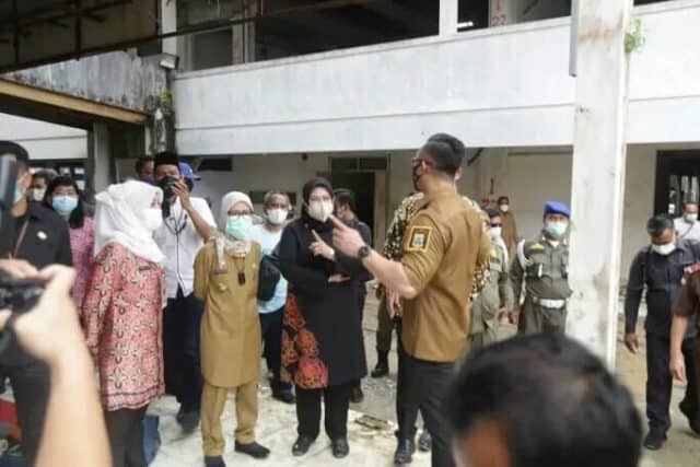 Bupati Pandeglang Irna Narulita saat mendampingi Wakil Gubernur Banten Andika Hazrumy pada kegiatan peletakan batu pertama RSUD Labuan.