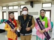 Kepala Bidang Pajak Daerah PBB P2 Dan BPHTB Bapenda Dwi Chandra Budiman saat menerima piagam penghargaan dari Media Center DPRD Award.