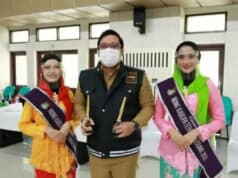 Kabid PBB P2 & BPHTB Bapenda Kabupaten Tangerang: Kini Pelayanan Wajib Pajak Bisa dari WhatsApp Center Kepala Bidang Pajak Daerah PBB P2 Dan BPHTB Bapenda Dwi Chandra Budiman saat menerima piagam penghargaan dari Media Center DPRD Award.