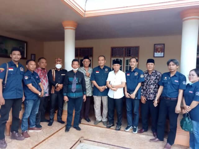 Dinginkan Suasana Kasus Wilson, Ketum AWPI Ambil Langkah Sambangi Tokoh Adat Beliuk Dinginkan Suasana Kasus Wilson, Ketum AWPI Ambil Langkah Sambangi Tokoh Adat Beliuk