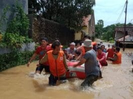 Relawan PKS saat evakuasi warga korban banjir di Kecamatan Carita dan Labuan, Kabupaten Pandeglang, Sabtu (19/3/2022).