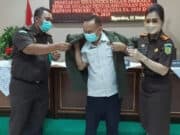 Kepala Kejaksaan Negeri Kabupaten Tangerang Nova Elida Saragih Bersama Kasi Intelijen Nana Lukmana saat memberikan seragam ke Ketua PWI Kabupaten Tangerang, Sangki Wahyudin.