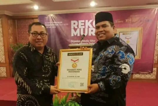 Bupati Padang Pariaman Raih Penghargaan Sahabat Pers Indonesia dari SMSI