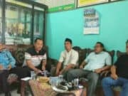 Klarifikasi keluarga korban dalam jumpa pers.