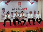 Ketua DPD PKS Kabupaten Tangerang Rispanel Arya saat jumpa pers bersama jajaran pimpinan PKS.