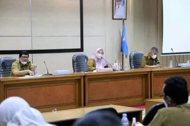 Bupati Pandeglang Irna Narulita saat memimpin rapat dengan jajarannya.