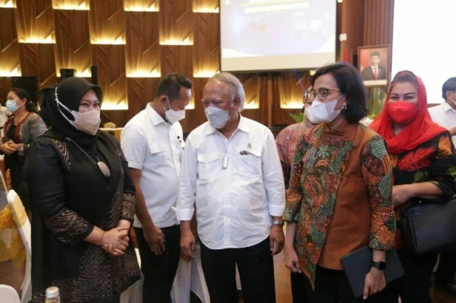 Bupati Pandeglang Irna Narulita saat bersama Menteri PUPR Basuki dan Menteri Keuangan Sri Mulyani.