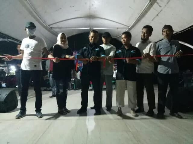 Kepala Desa Caringin Supriyadi beserta jajarannya saat menggunting pita di Launching Taman jajan Pujasera.