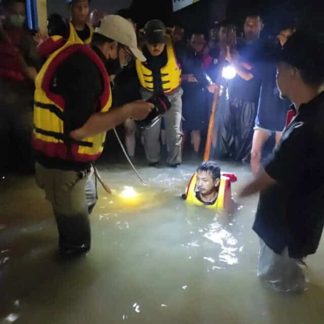 Satpol PP Tangsel Evakuasi Warga Tenggelam